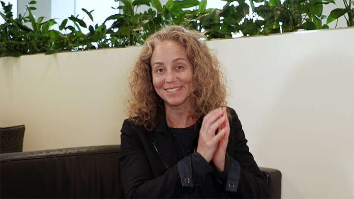 Holly Landry 是首席數據官 ，在馬士基談論數字原有戰略和數據驅動的文化。 