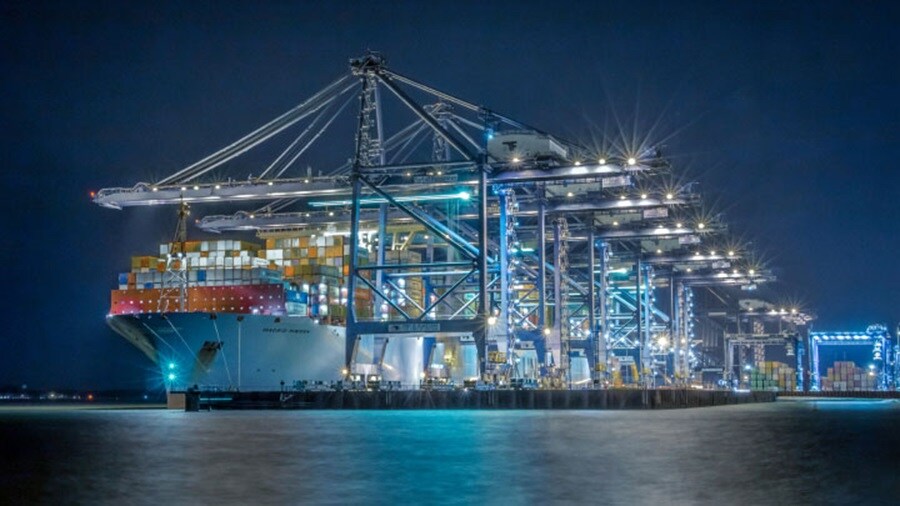 Navio Maersk no terminal