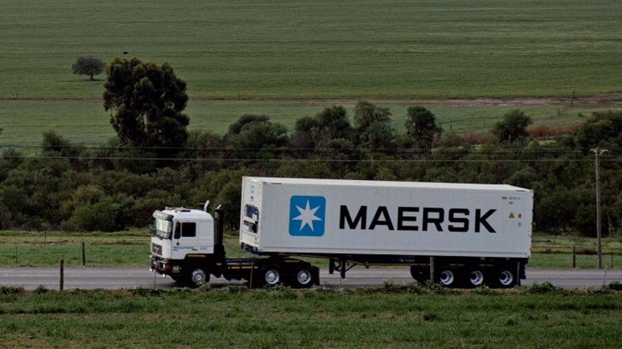 Caminhão da Maersk em movimento na estrada