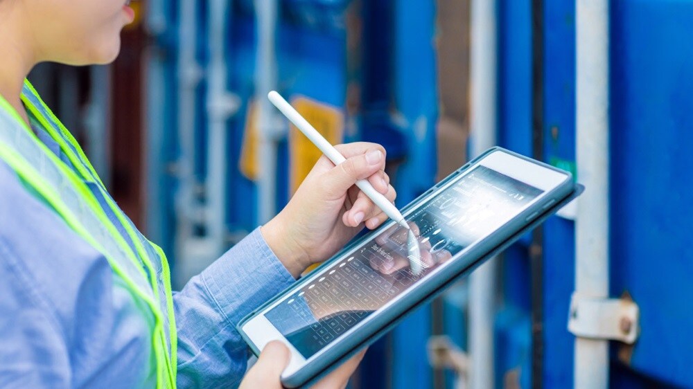 Sevkiyat bilgilerini tablette izleyen liman personeli