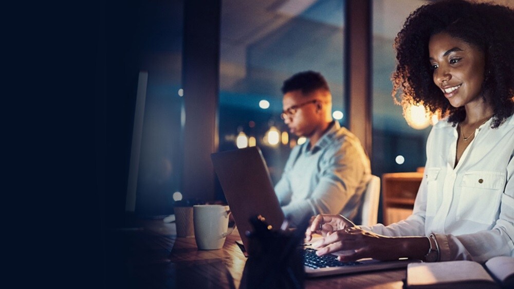 Deux professionnels travaillant avec un ordinateur portable à la recherche d’une liste de documents requis pour l’OEA.