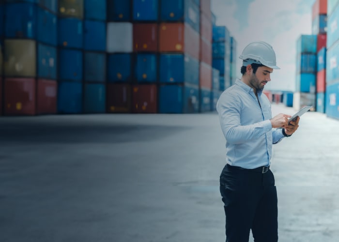Большая группа штабелированных контейнеров Maersk Group в порту или терминале