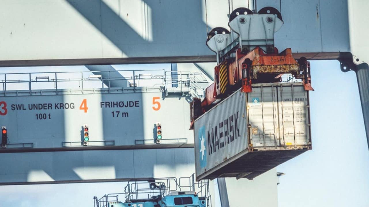 Грузовой контейнер Maersk поднимается судовым краном