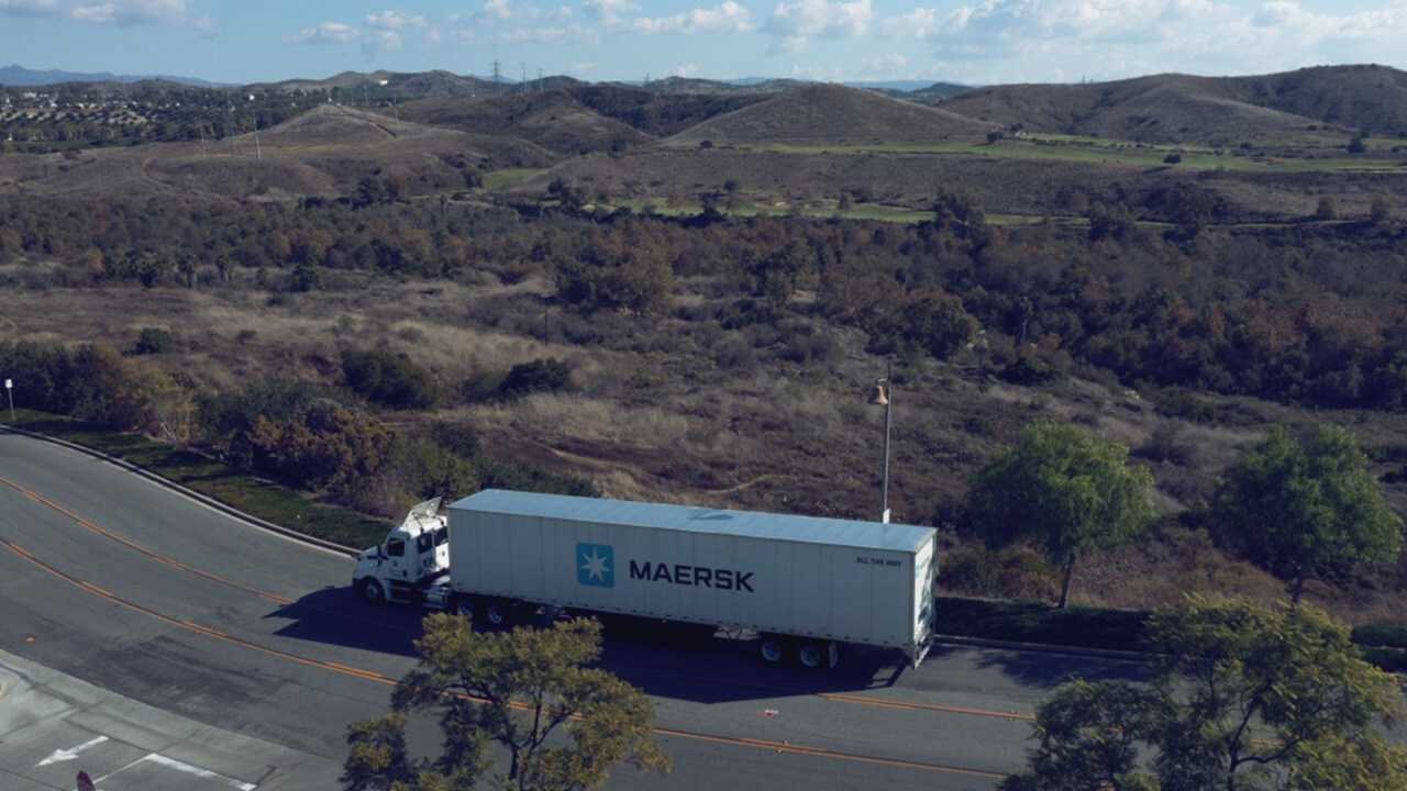 Maersk 컨테이너 트럭의 항공 사진.