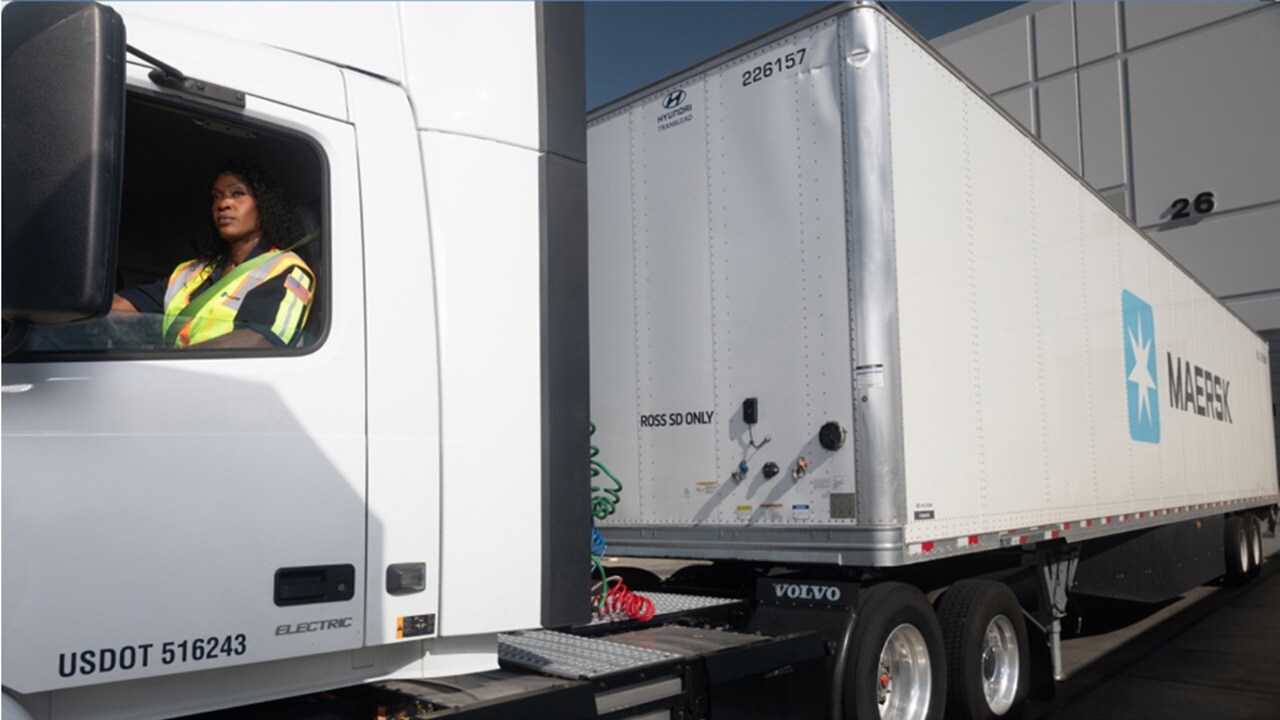 도로 운행 시작 전에 백미러를 점검하는 여성 트럭 기사