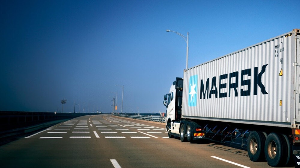 Изображение грузовика с контейнером Maersk премиум-класса с дополнительным уровнем защиты для сохранности товара.
